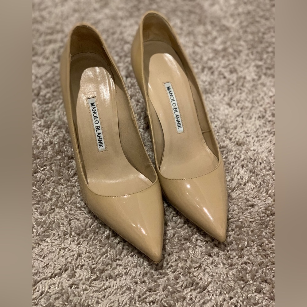 Manolo Blahnik Nude Patent Leather Pointed Toe Pumps